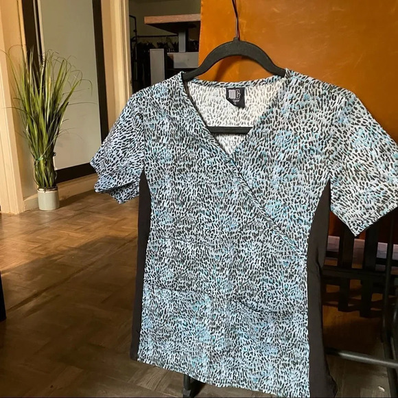 Cute blue leopard print scrub top - Picture 1 of 9